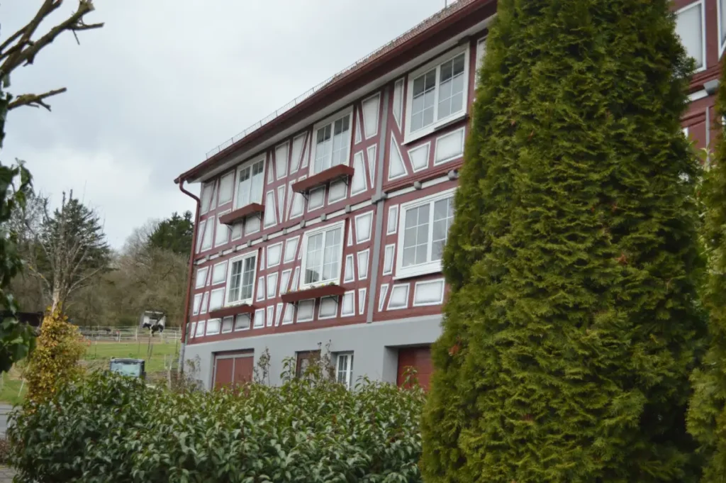 Saniertes Fachwerkgebäude mit restaurierter Fassade