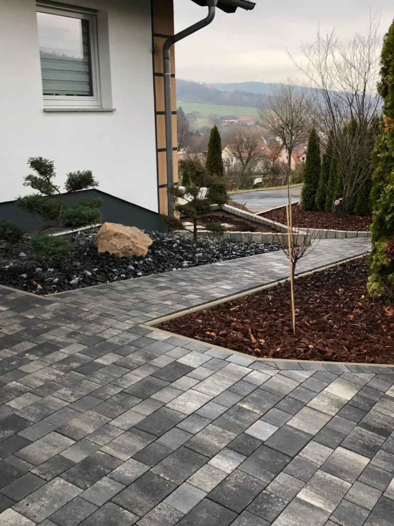 Gepflasterte Einfahrt mit hochwertigen Pflastersteinen